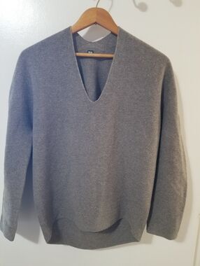 UNIQLO 100% Wool V-Neck Sweater Tan Relaxed Minimalist Chic Large